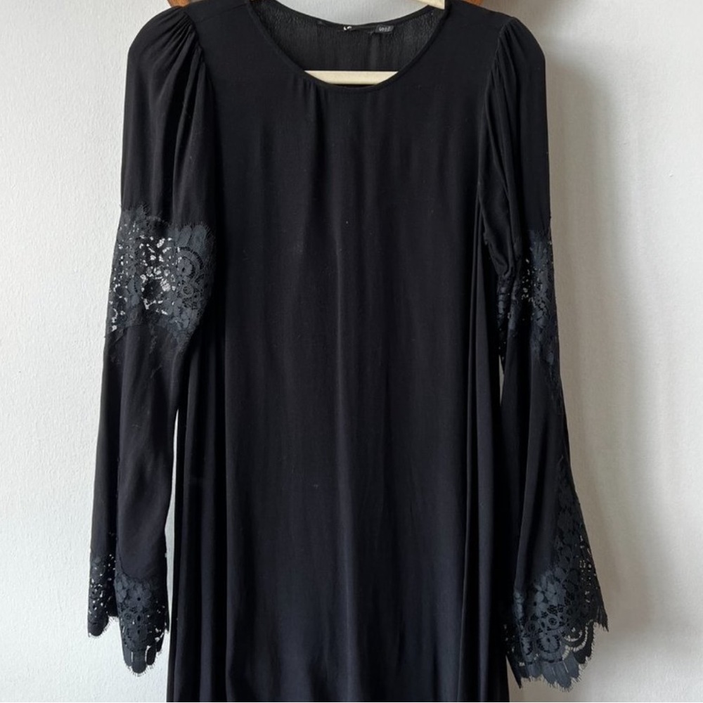 For love and lemons xs short black dress with beautiful bell sleeve and lace
